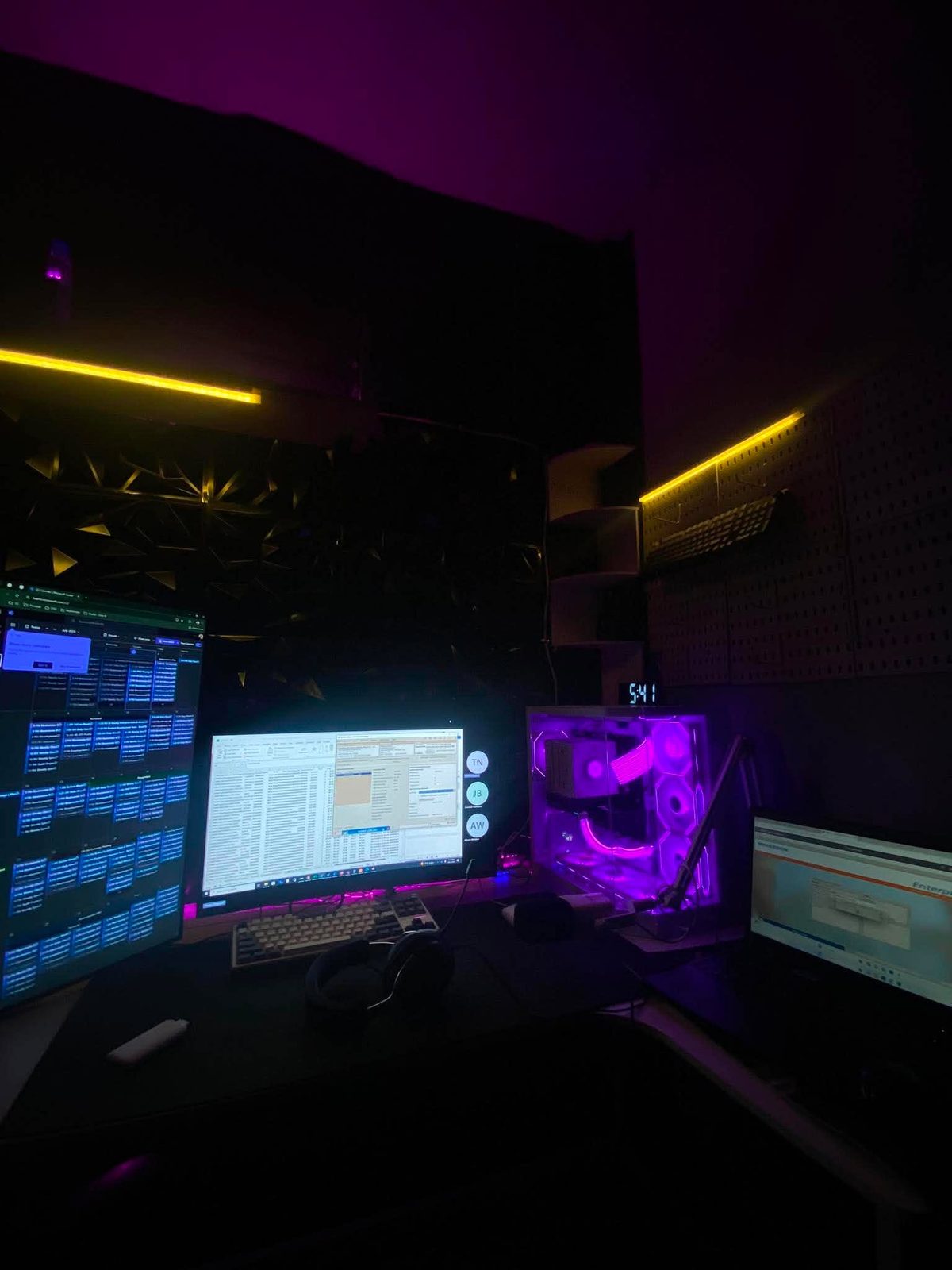 Multi-monitor task and reporting workflow